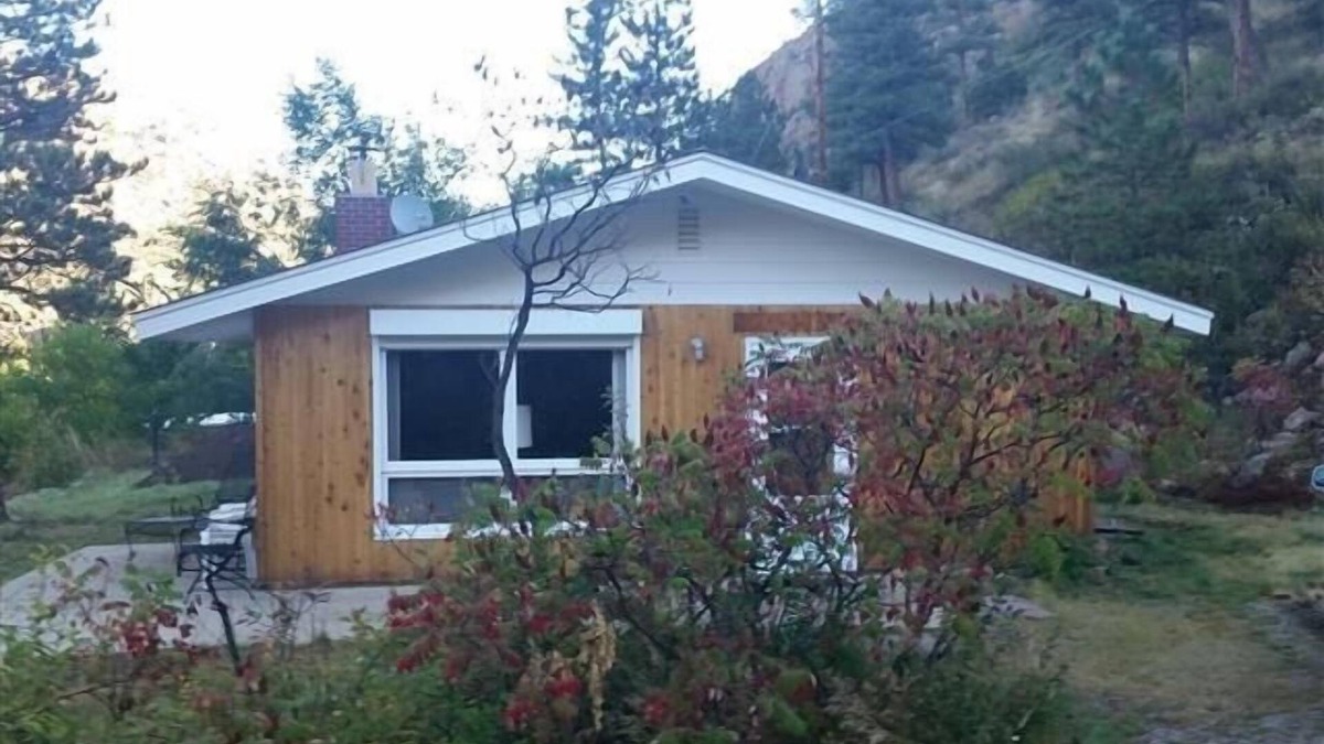 Lyons House | Riverfront Home With Hiking, Fishing And Magnificent Views Out Your Front Door!