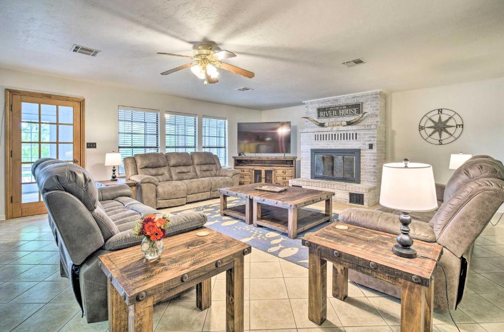 Oakhurst House | Riverfront Hunstville Home with Deck and Yard!