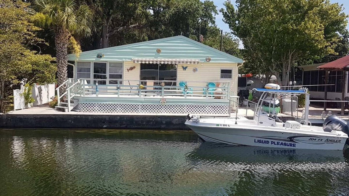 Weeki Wachee Gardens House | RIVERFRONT - KAYAK, SWIM, FISH THE WEEKI WACHEE RIVER. 3BR, 2 BA PRIVATE HOUSE.