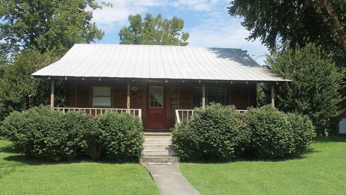 Townsend Cabin | Riverfront Log Cabin 1 1/2 Mile From The Entrance Of The GSM National Park