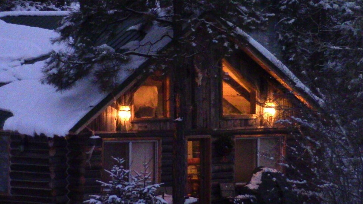 Questa Cabin | Riverfront Log Cabin, minutes away from your outdoor adventure