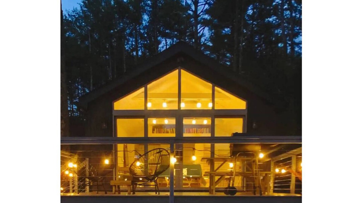 Freehold House | Riverfront modern cabin- 20 minutes to Windham & Hudson