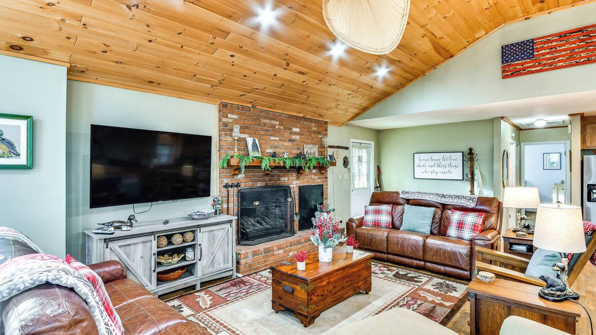 Newland House | Riverfront Newland Home w/Pool & Golf Club Access