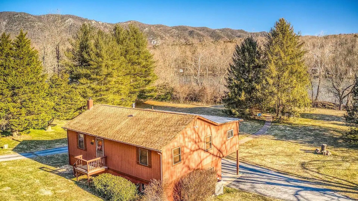 Rileyville Cabin | Riverfront property - kayaks, hot tub, fire pit!
