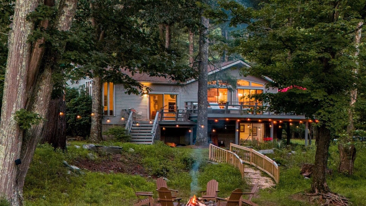 Cuddebackville Cabin | Riverfront Retreat | Hot Tub, Firepit & Pool Table