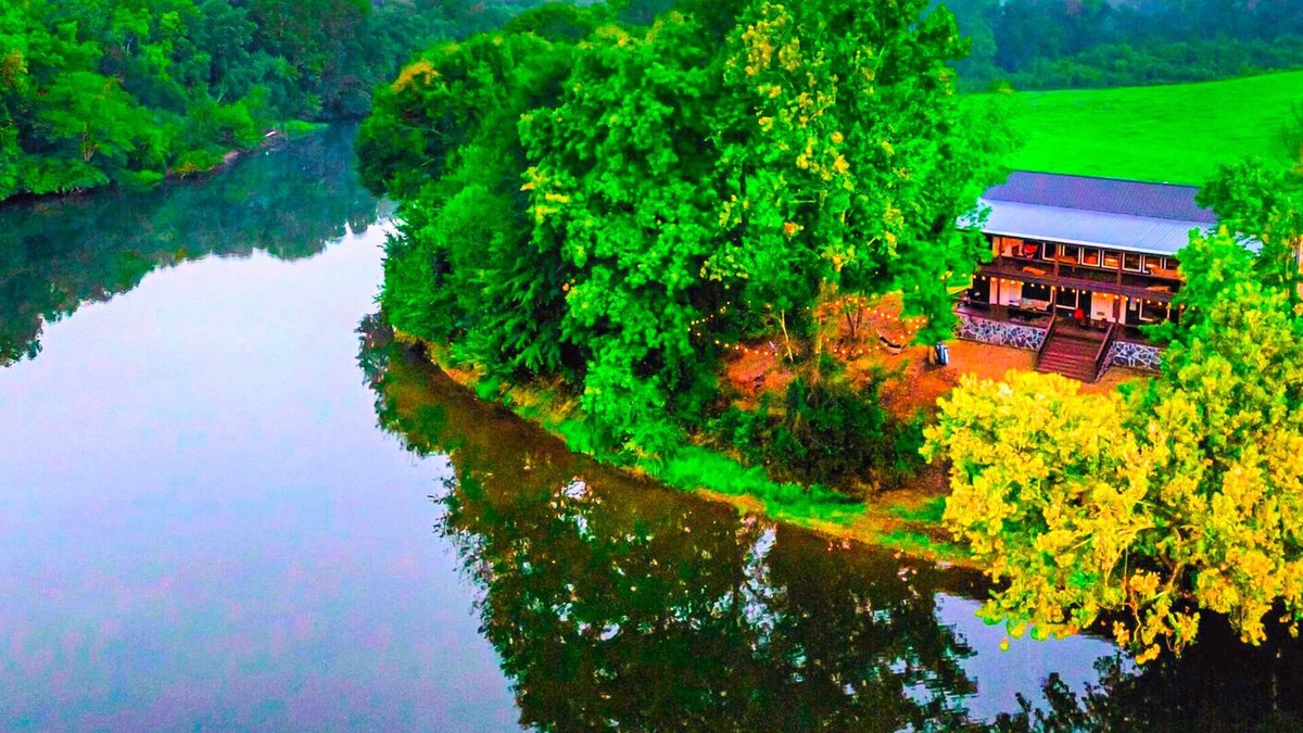 Golden Cabin | Riverfront Retreat | Kayaks, Fishing & Hot Tub!