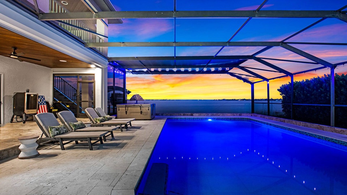 Caloosahatchee House | Riverfront Riviera Outdoor TV's/Hotub/Tanning Deck