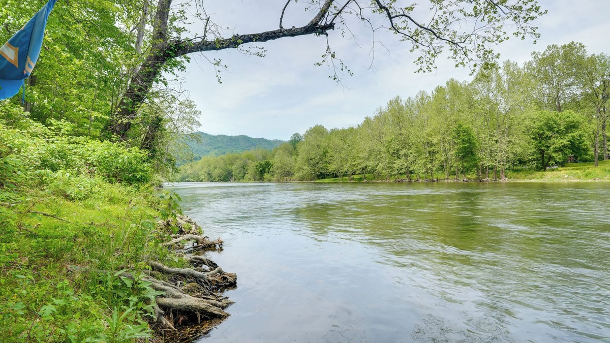 Shenandoah House | Riverfront Shenandoah Getaway w/Kayaks & Tubes!