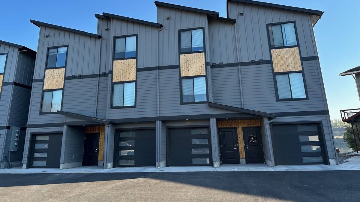 The Dalles House | Riverfront TH with 3 bedrooms, modern, near Discovery Ctr., pet friendly