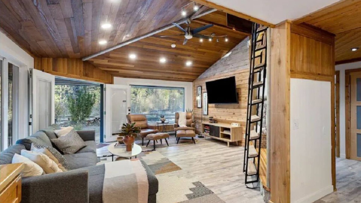 Index Cabin | Riverfront views + Hot tub in Luxe Cabinn