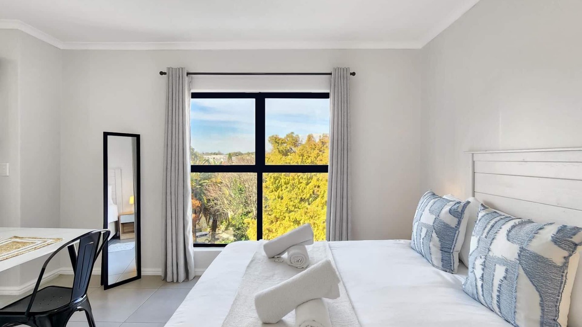 Rondebosch Apartment | Rivers Edge Apartment in Rondebosch with Balcony