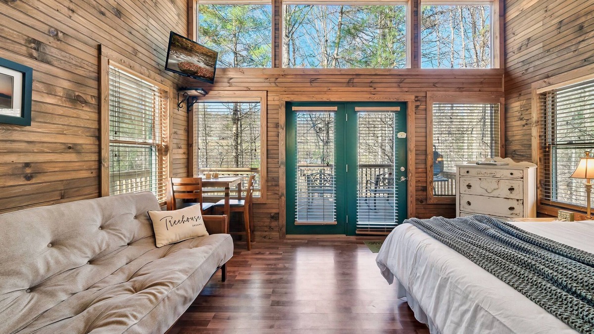 Robbinsville Hotel | Rivers Edge Treehouses
