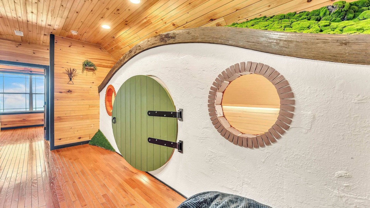 South Pittsburg Cabin | Rivers Ledge Cabin with breathtaking views, hot tub, & indoor pool!