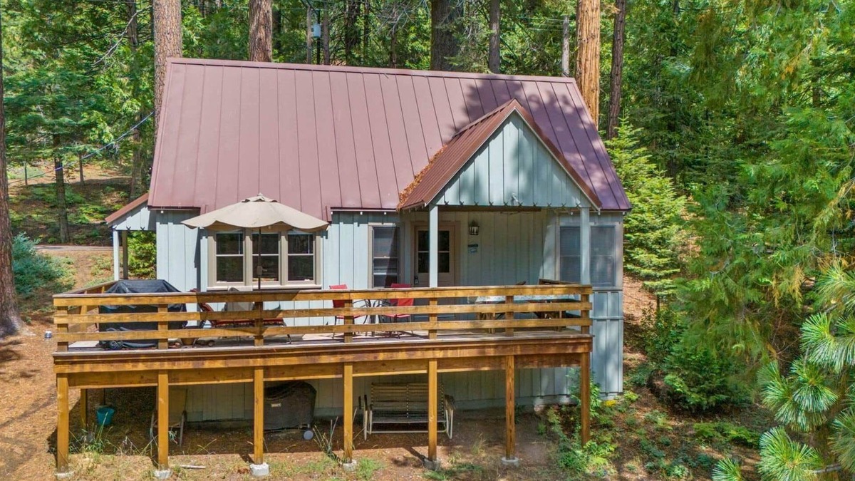 Strawberry House | Rivers Resort Cabin #9
