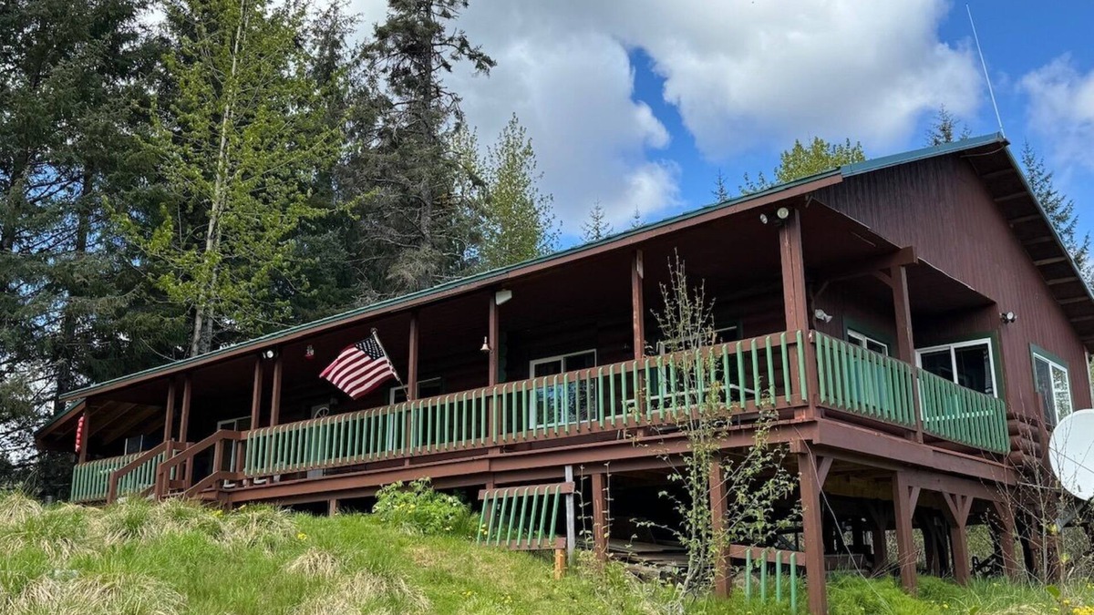 Gustavus Cabin | RIVERSEDGE LOG HOME on the SALMON RIVER within 8miiles GLACIER BAY NATIONAL PARK