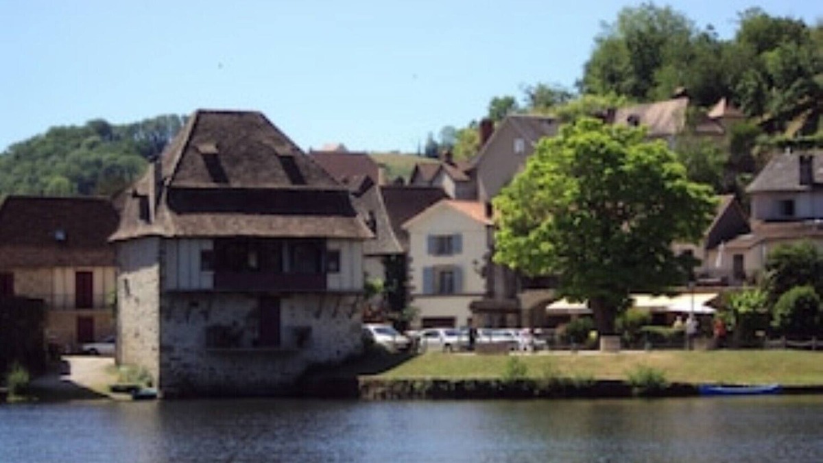 Altillac Apartment | Riverside Apartment ‘Rose’ located in a beautiful riverbank setting