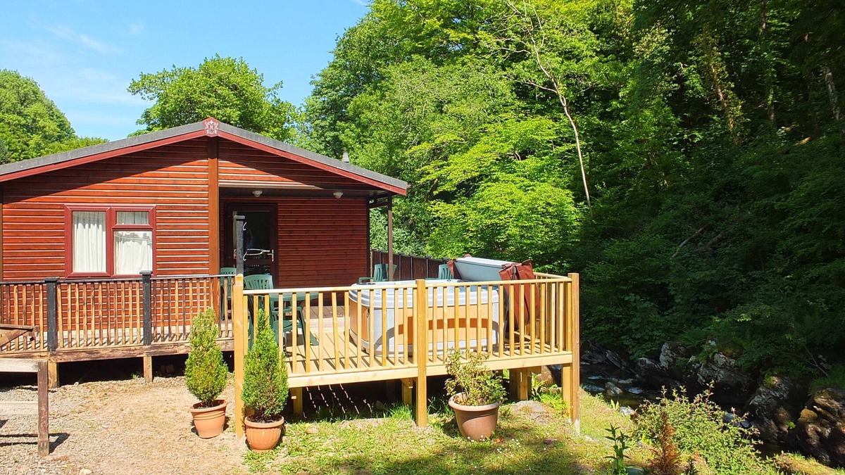 Lynton Cabin | Riverside 2 Bed Lodge with Hot Tub. Walk to Lynton Centre. Free Parking.