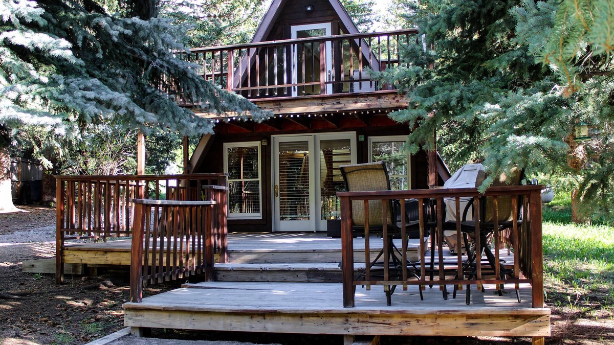 Lyons House | Riverside A-Frame Close to RMNP, 2 BDR King, 1 BTH, Autumn is the BEST season!