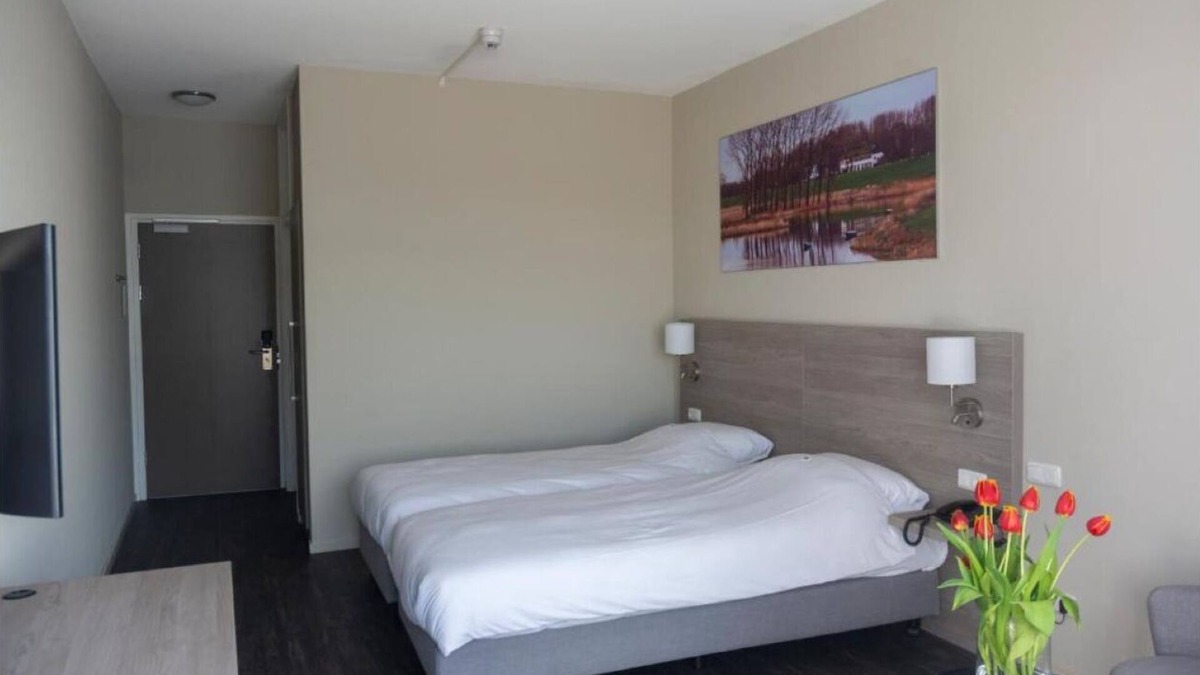 Ooij Hotel | Riverside Adventure Hub: Hike, Bike, Relax and Explore Vibrant Nijmegen Easily
