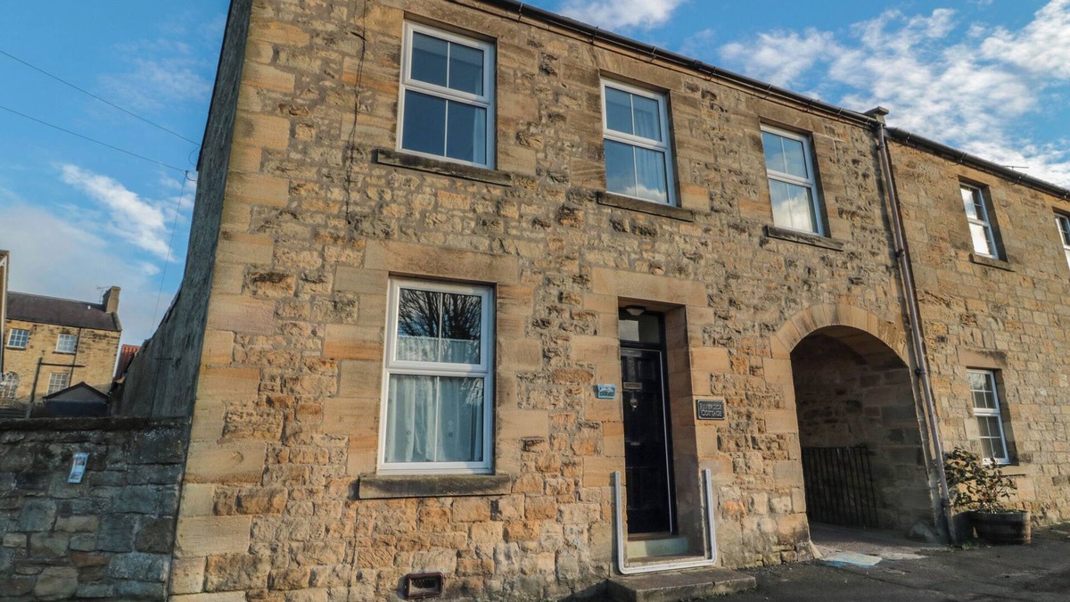 Warkworth Cottage | RIVERSIDE COTTAGE, pet friendly, with open fire in Warkworth