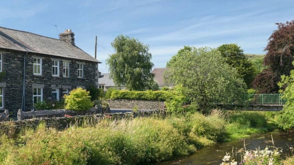 Staveley House | Riverside Cottage with secure bike storage