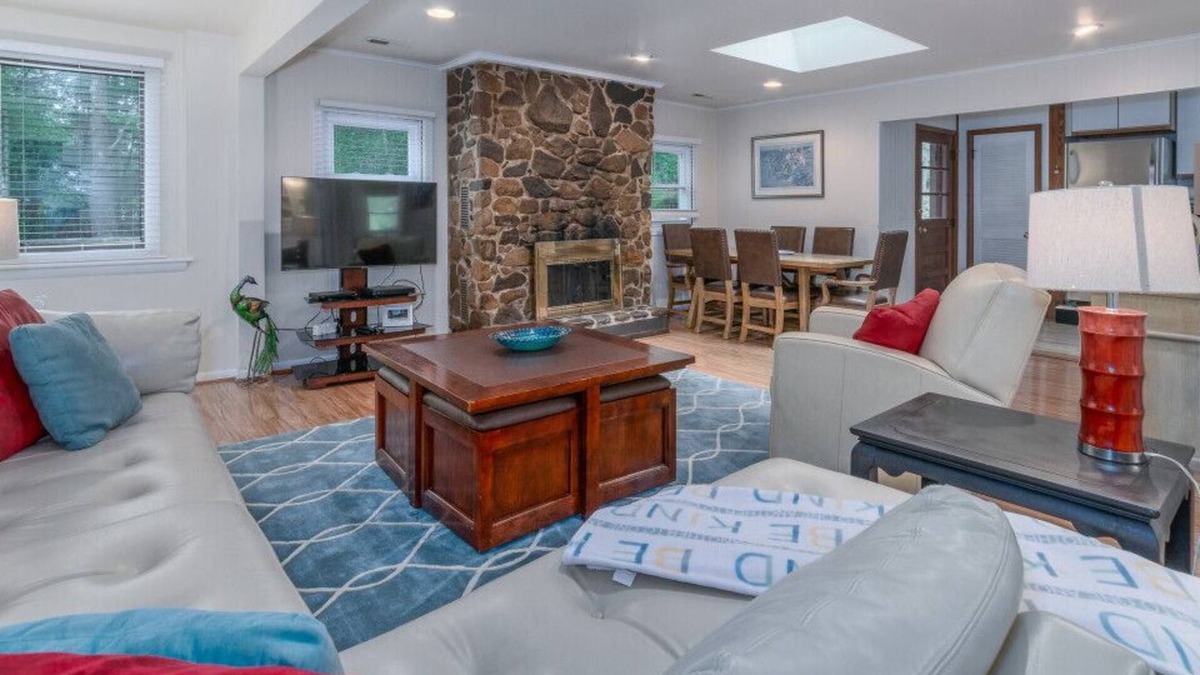 Lexington Cottage | Riverside Cottage with Canoe