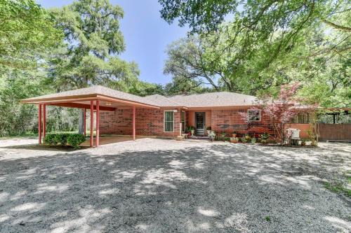 Damon House | Riverside country retreat with easy access to all that Houston has to offer