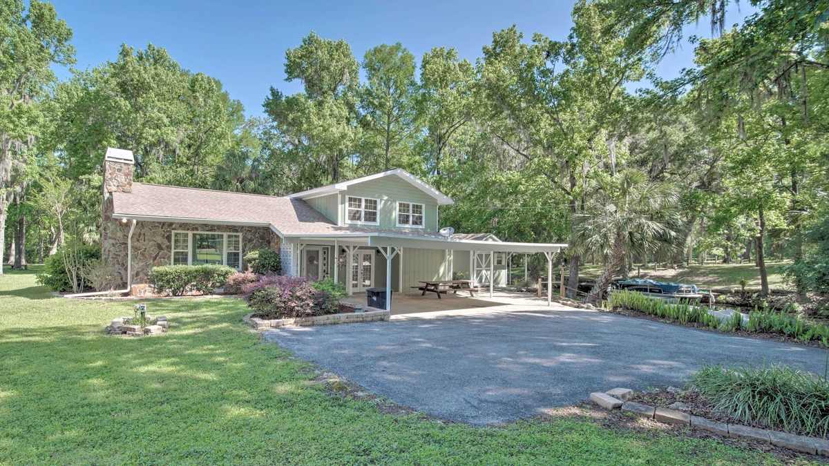 Citrus Springs House | Riverside Dunnellon Home w/ Hot Tub & Kayaks!