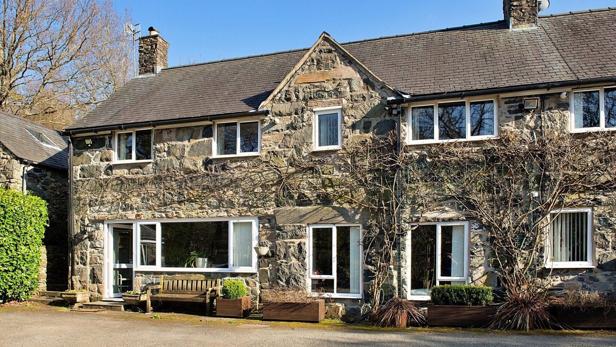 Dolgellau House | Riverside holiday home in Dolgellau, No Deposit