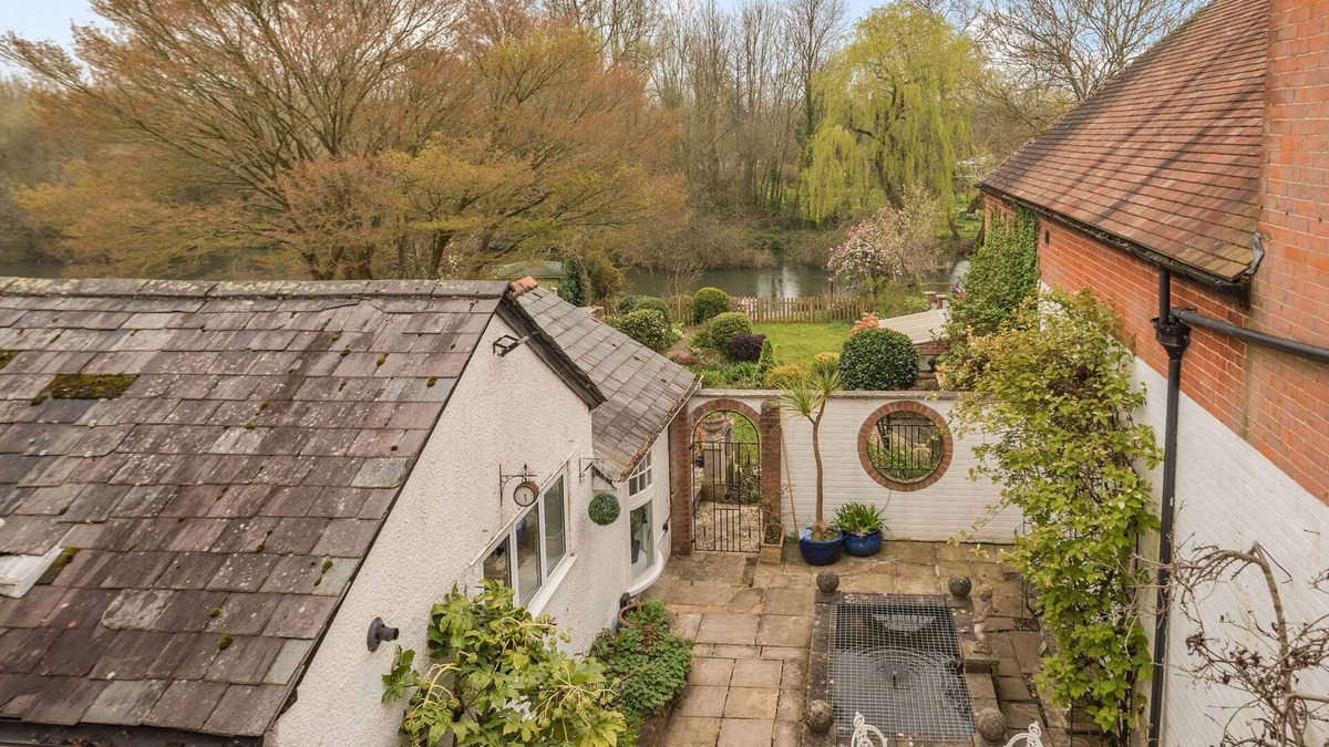 New Forest District Cottage | RIVERSIDE HOUSE, pet friendly, with open fire in Fordingbridge
