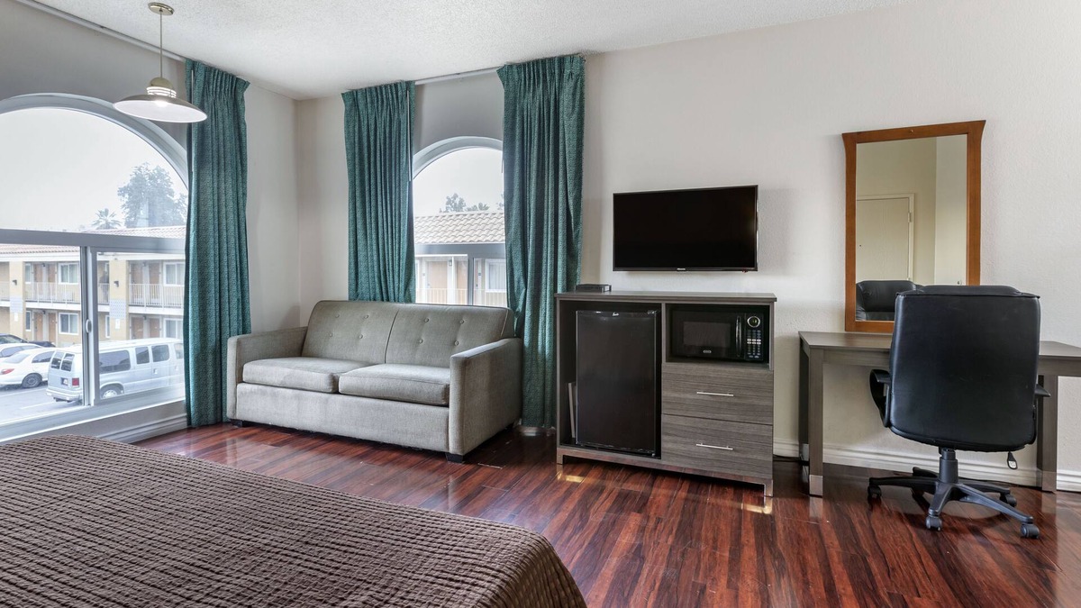 La Sierra Hotel | Riverside Inn & Suites