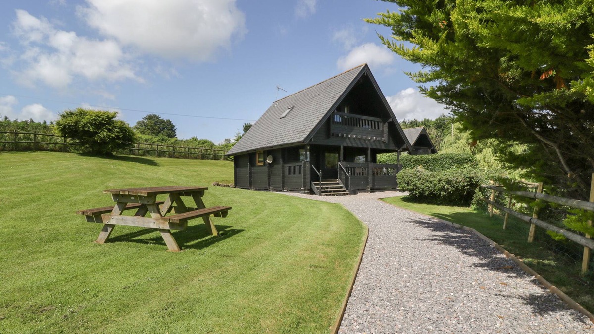 Corton Cottage | RIVERSIDE LODGE, pet friendly, luxury holiday cottage in Gillingham