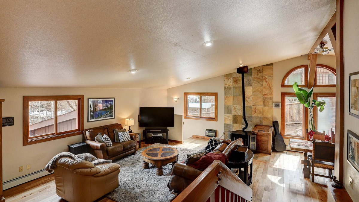 Lyons Cabin | Riverside Lodge - Relaxation in a Historic Setting
