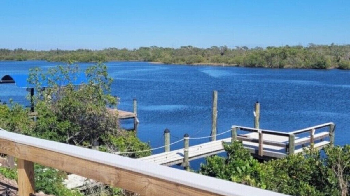 Ruskin House | Riverside Oasis - Dock - Shuffleboard