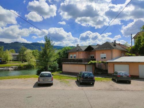 Banja Luka House | Riverside Panorama Apartment 1 near City Center Brko 1