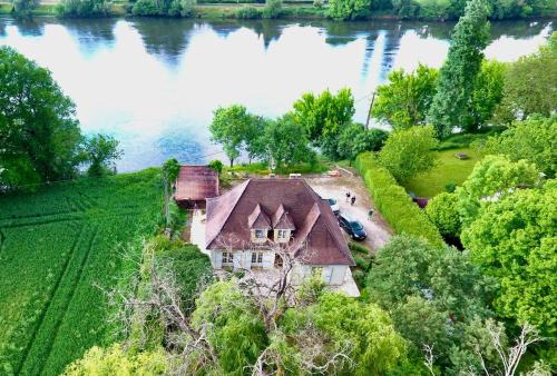 Badefols-sur-Dordogne Villa | Riverside Retreat