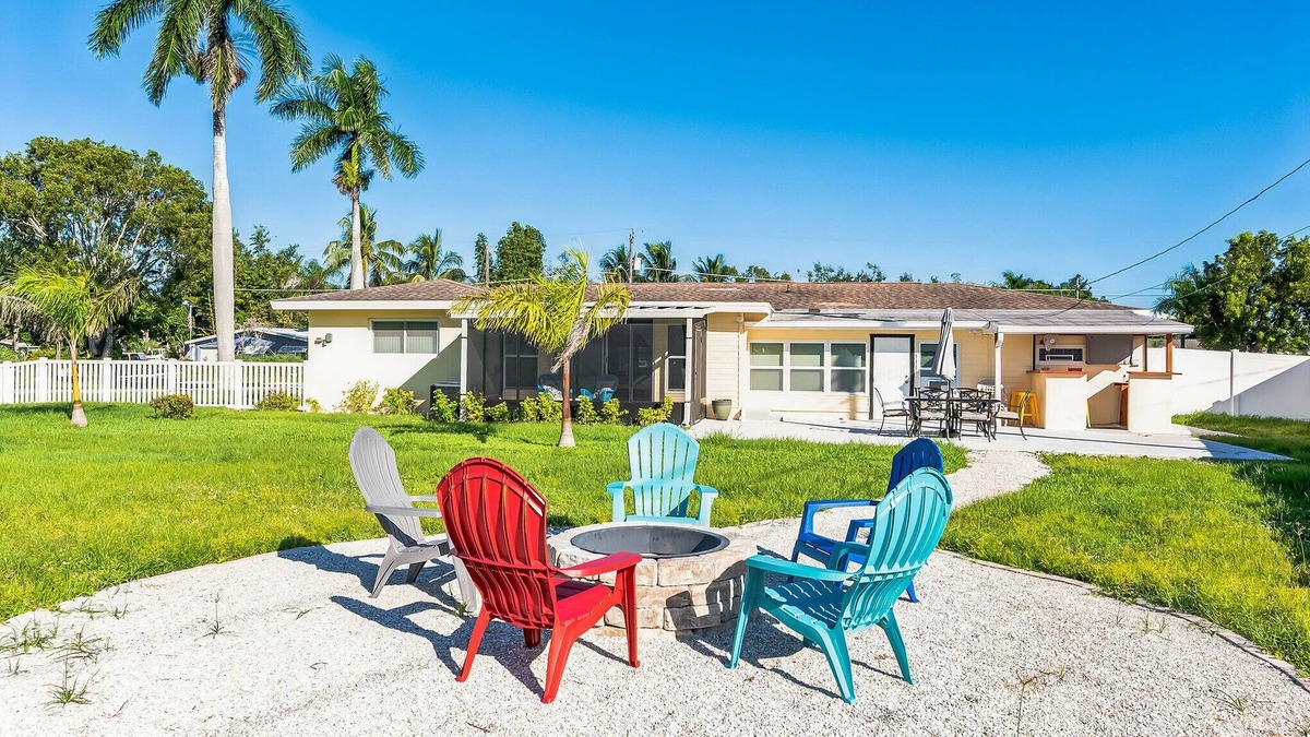 Alabama Grove Terrace House | Riverside Retreat: Deck Bar, Fire Pit, Boat Parking