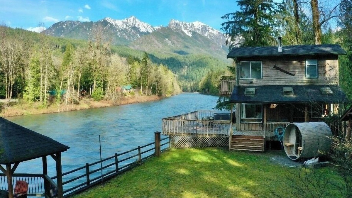 Gold Bar Cabin | Riverside Retreat Hot Tub Sauna Yards Firepits Gazebo and Stunning Views. + Pets