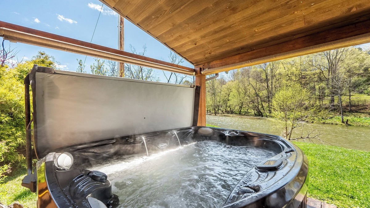 Pearisburg House | Riverside retreat with hot tub, scenic views, rustic charm & open-plan luxury – perfect escape!