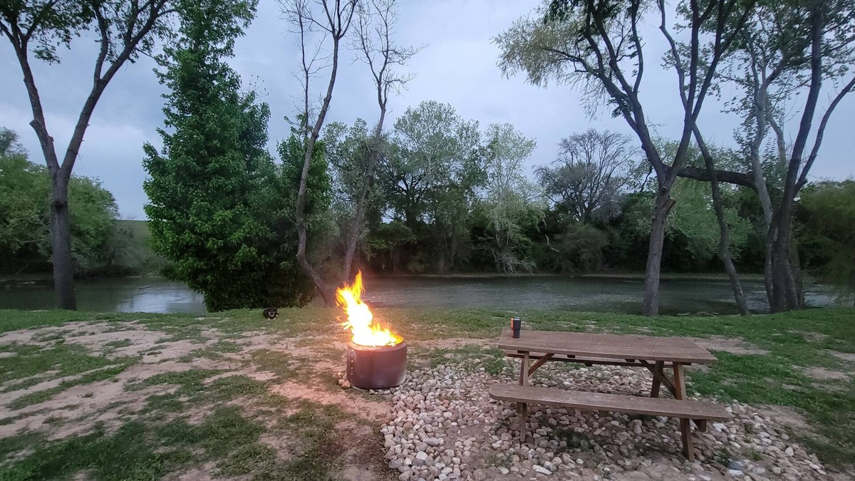 Bastrop House | Riverside Romance/Luxury RV/Starry Skies & S'mores