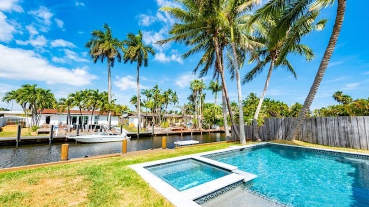 Riverside Park House | Riverside View and Access w/Pool
