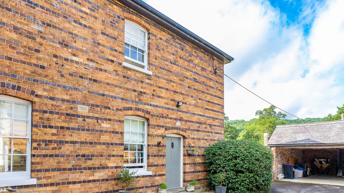 Craven Arms Cottage | RIVERSIDE, with a garden in Stokesay