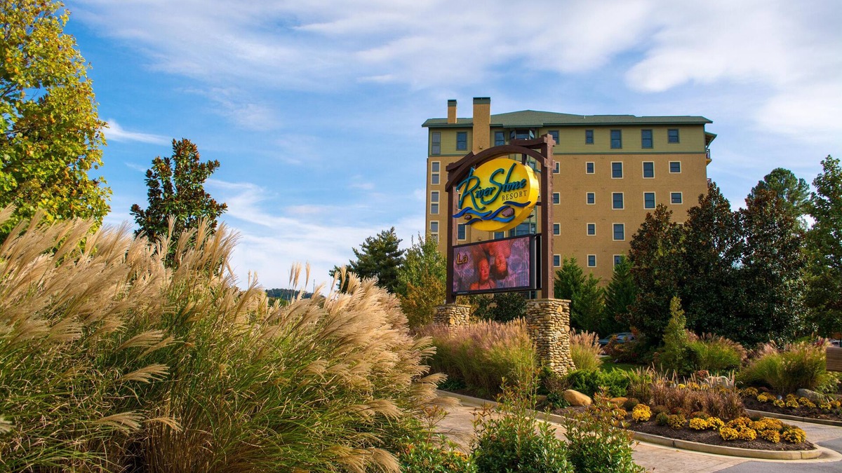 Pigeon Forge Condo | Riverstone 3BR condo, 5 min-Ripken/Dollywood/LeConte,Golf View, Indoor Pool,WiFi