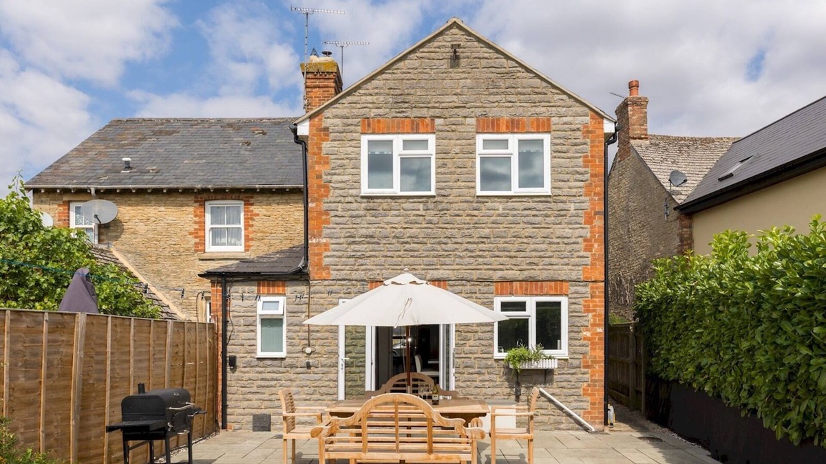 Lechlade House | Riverview House | Family home | Large garden | Pass the Keys