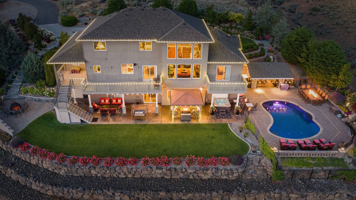 East Wenatchee House | Riverview Retreat: Incredible Views, Heated Pool, Spa, Theater Room & More!