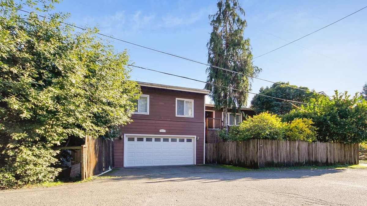 Guerneville House | Riverview ~ Riverfront MCM Gem. A favorite for Family Holidays! Woof