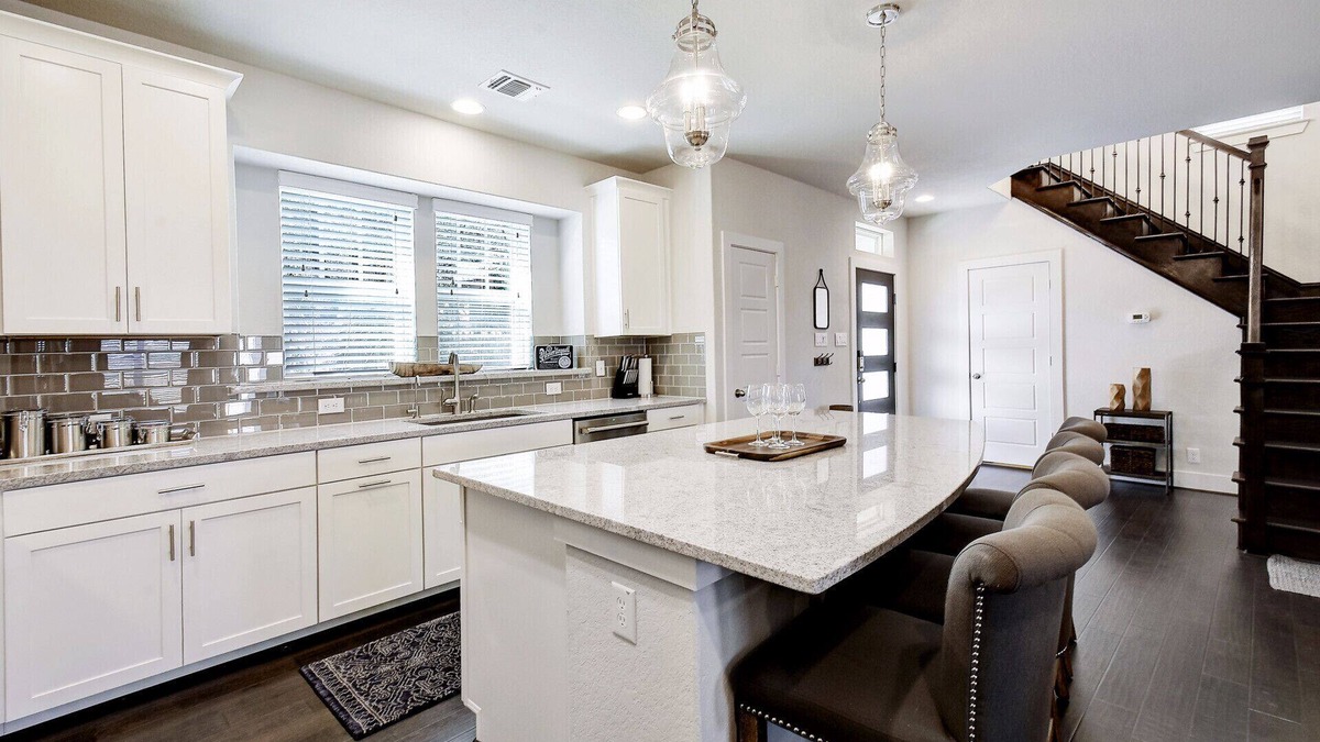 Southtown House | Riverwalk, Alamo, Alamodome and Downtown - Blocks away! Professionally Decorated