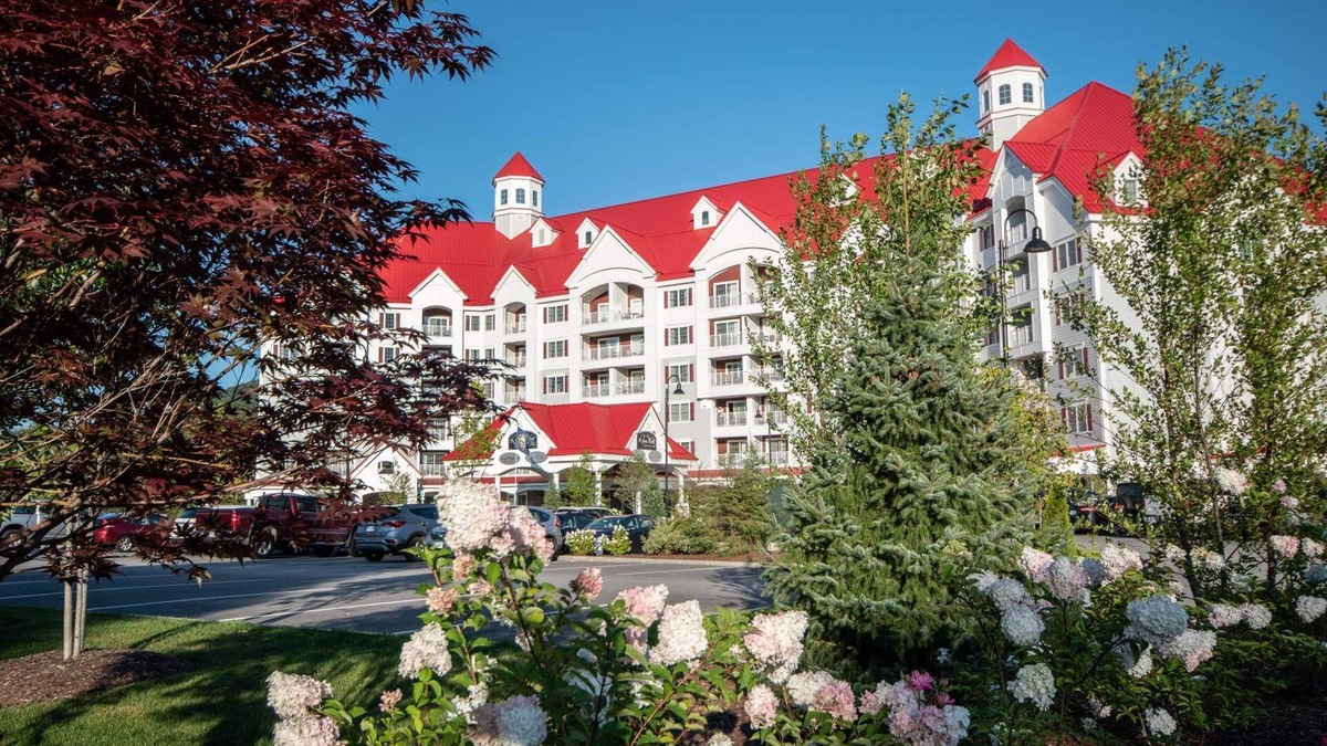 Lincoln Resort | Riverwalk at Loon Studio with Kitchenette and Balcony | Sleeps 4