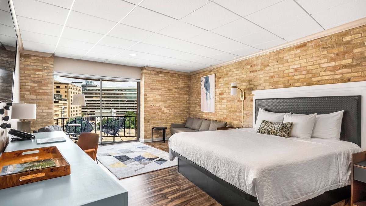 Main - Military Plaza House | RiverWalk Plaza - Junior Suite King