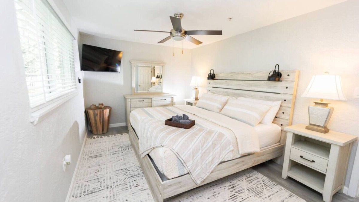 Fort Myers Apartment | Riverwalk Retreat | King Suite
